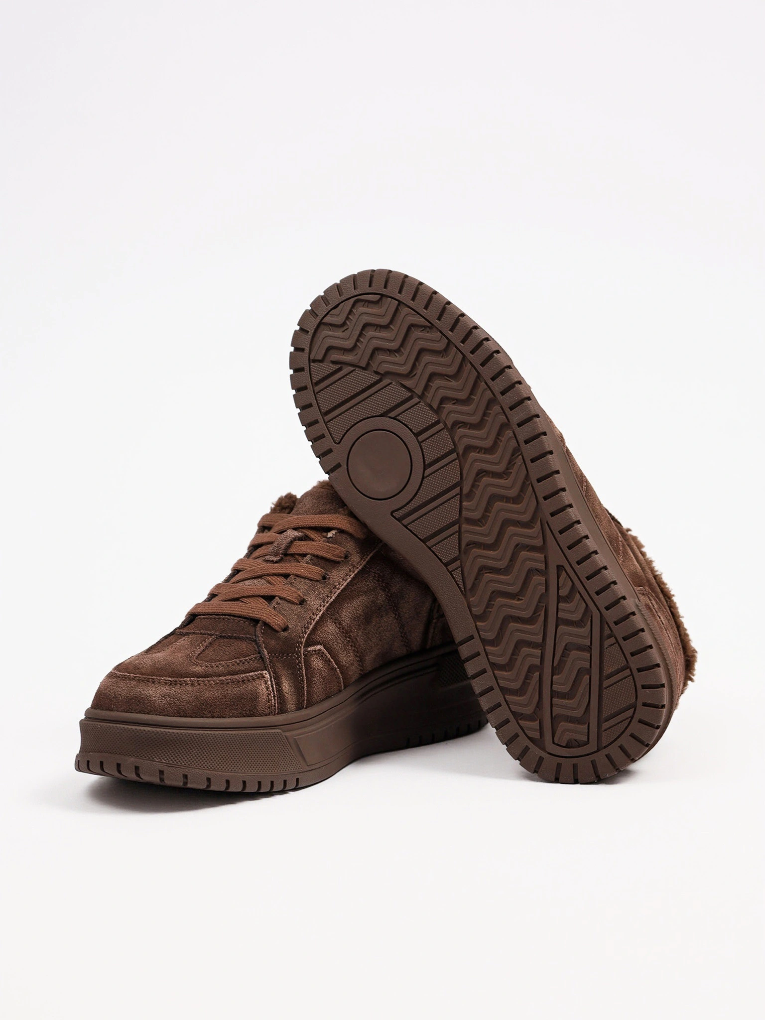 Кроссовки утепленные коричневого цвета на средней платформе